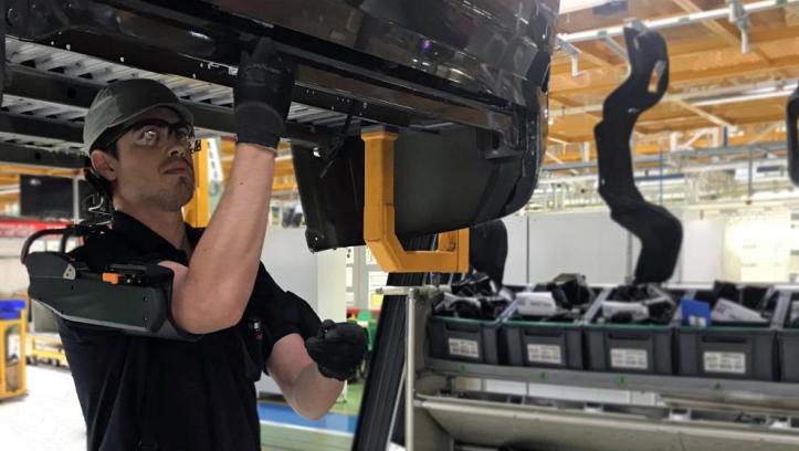 img_smoreno_20180604-181500_imagenes_lv_terceros_426227745_operario_con_exoesqueleto_de_brazos_en_la_planta_de_zona_franca-kczC-U4440860656160UE-992x558@LaVanguardia-Web